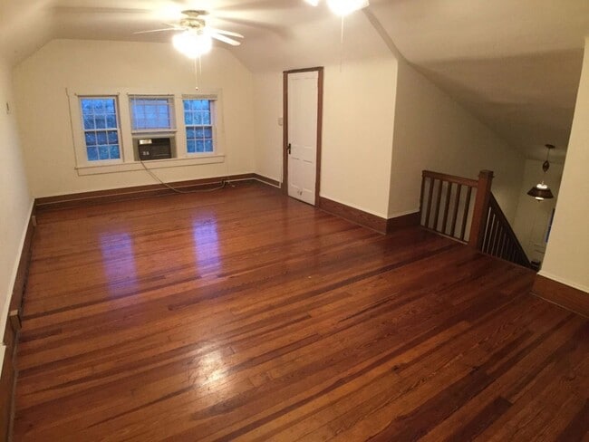 Building Photo - Radford, 5 BR / 2.5 BA, Available in August
