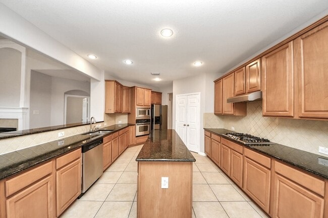 Building Photo - 4422 Roundtree Ln