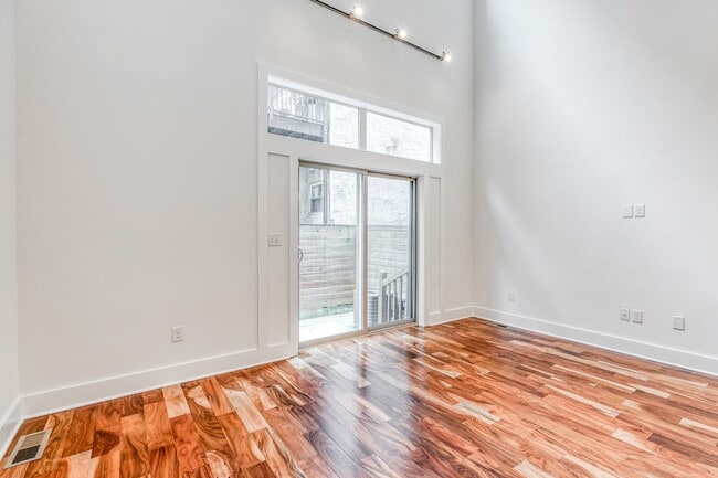 Building Photo - Old City Townhome