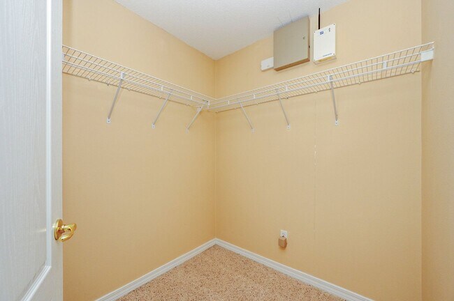 Building Photo - Spacious Home in Navarre!