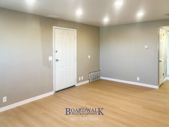 Building Photo - Recently Remodeled 2 bedroom in Salt Lake!