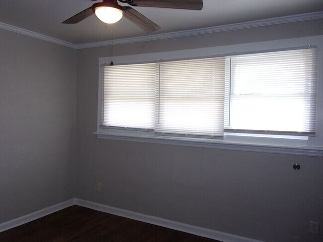 Building Photo - 2 Bedroom 1 Bath Townhome Minutes to Uptow...