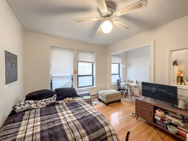 Building Photo - 3345 N Marshfield Ave