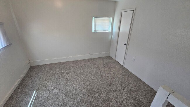 Building Photo - 3 Bed 1 bath home ready for immediate move in!