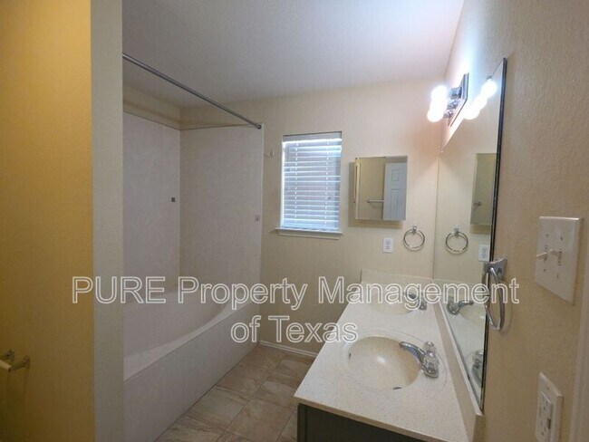 Building Photo - 204 Ruby Lake Dr