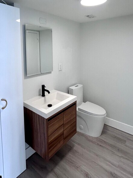 Powder Room - 5838 Collins Ave