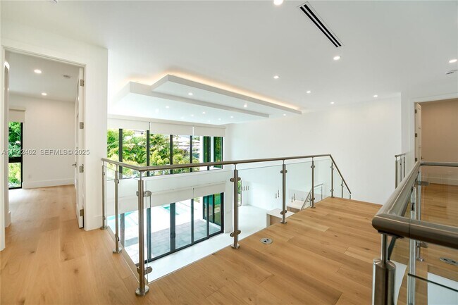 Building Photo - 333 NE Spanish Ct