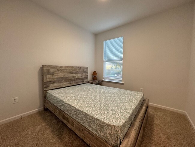 Building Photo - Modern 4 Bed 3.5 Bath Interior Townhome In...