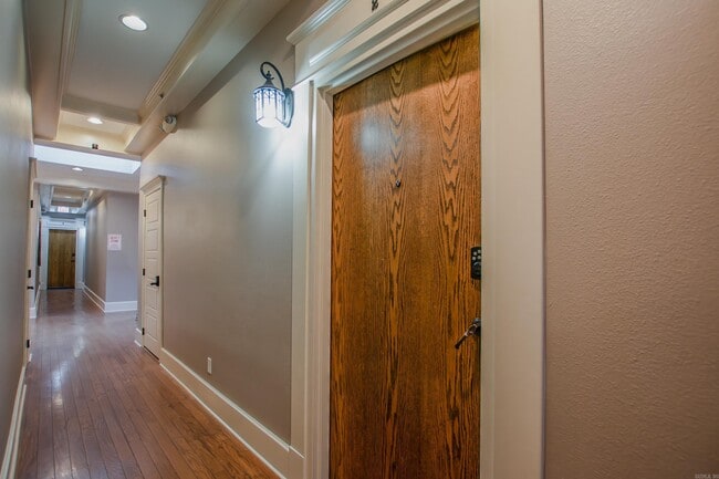 Building Photo - 612 Center St