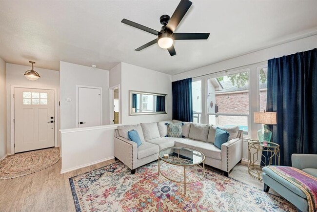 Building Photo - 922 Thackeray Ln