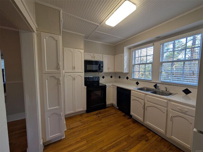 Building Photo - 2166 College St