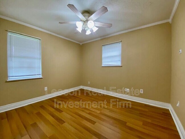 Building Photo - 9418 Poinsettia Dr