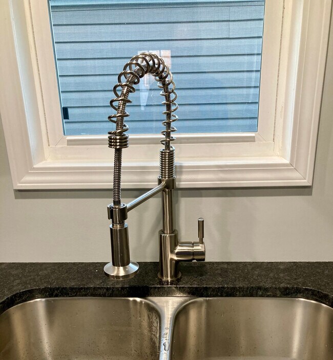 Building Photo - 708 Lewis Ave