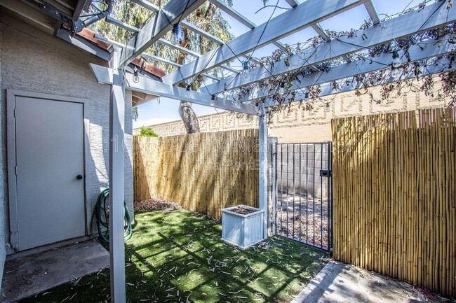 Building Photo - 1718 S Longmore