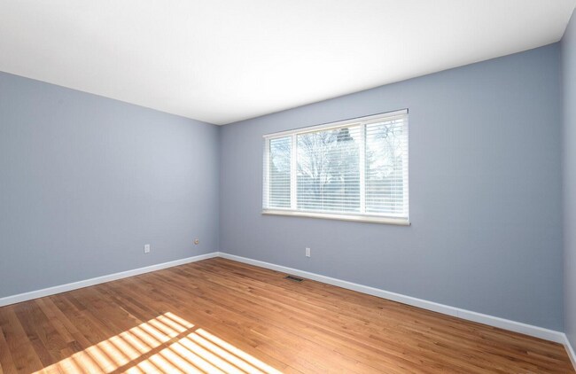 Building Photo - 10093 W Maryland Dr