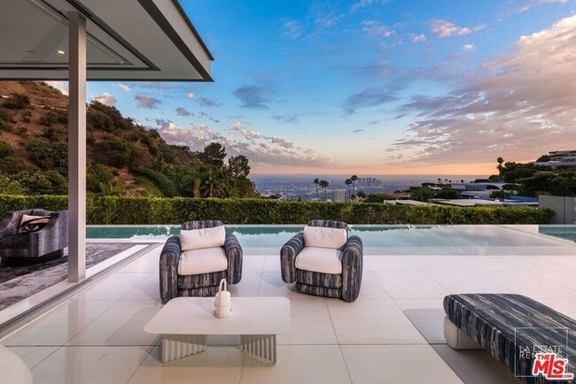 Building Photo - 1814 N Doheny Dr