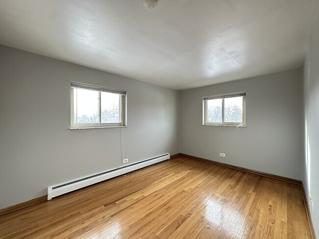 Building Photo - 1004 S River Rd