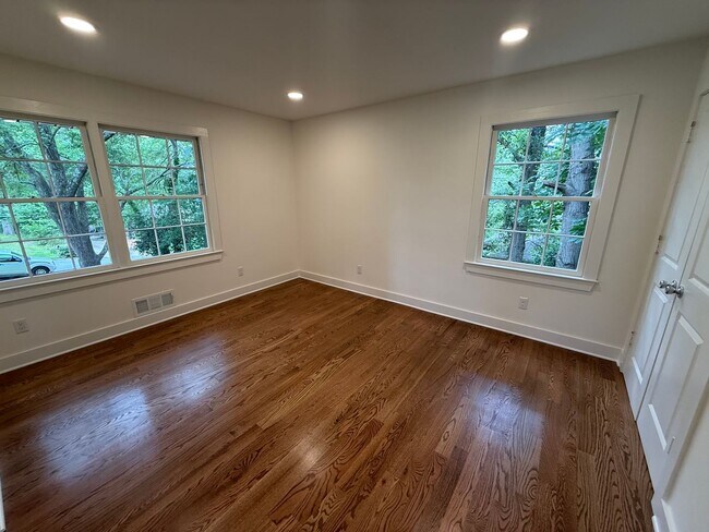 Building Photo - 185 Landor Dr