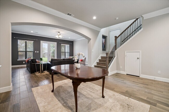 Building Photo - 1725 W 23rd St