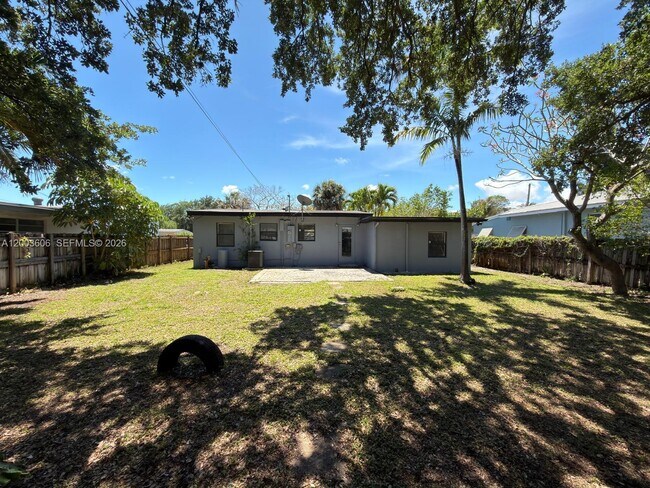 Building Photo - 1325 NW 11th Ct