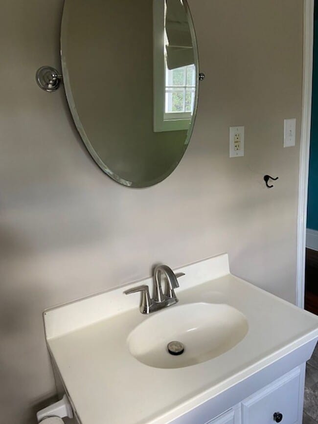 Building Photo - Beautiful 3brm, 2bath Home in Heart of Bur...