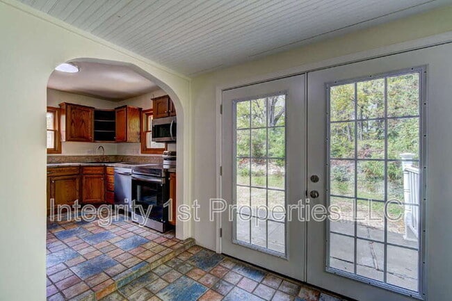 Building Photo - 4226 NE Antioch Rd