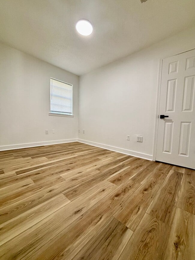 Building Photo - Beautifully Remodeled 3-Bed Home with Huge...
