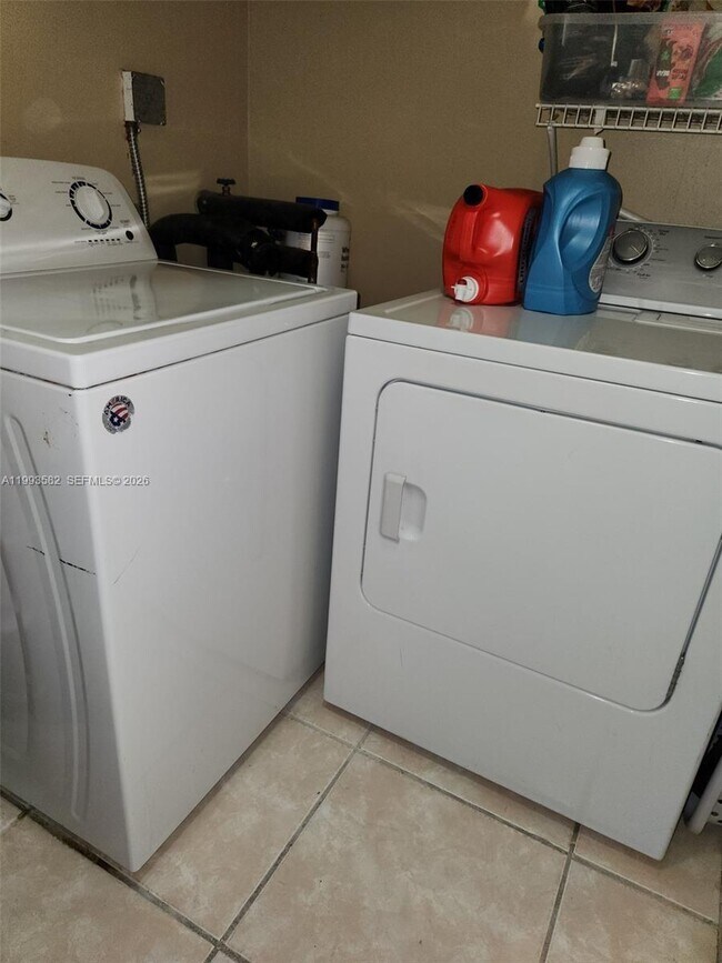 Building Photo - 925 Opal Terrace