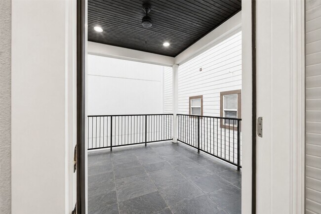 Building Photo - 1421 W 23rd St