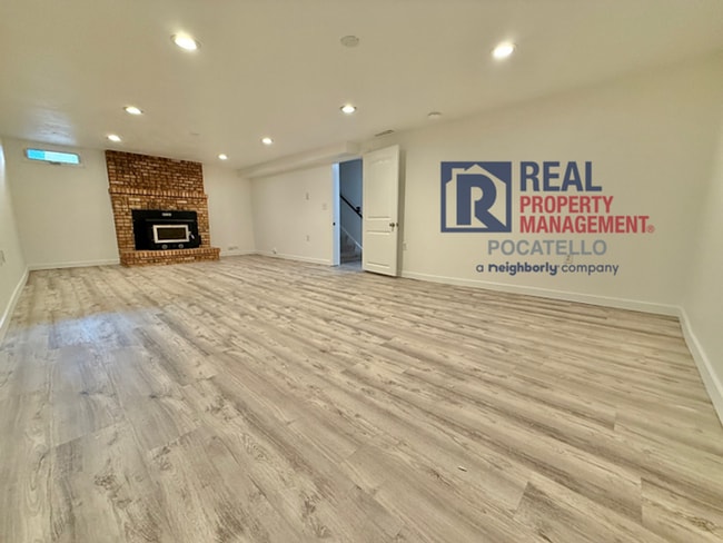 Building Photo - 3 bed 2 bath house - 1 car garage - PET FRIENDLY