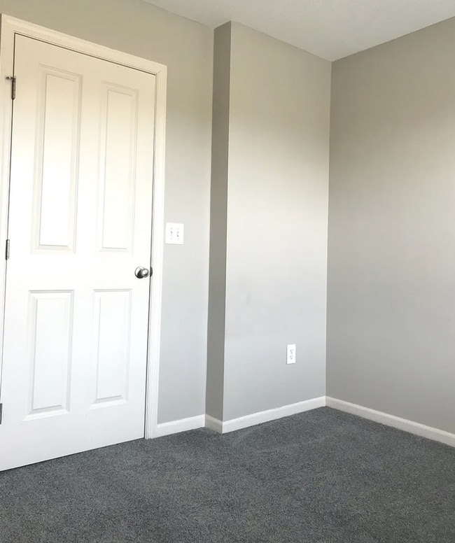 Building Photo - Beautiful end condo in great Powell location!!