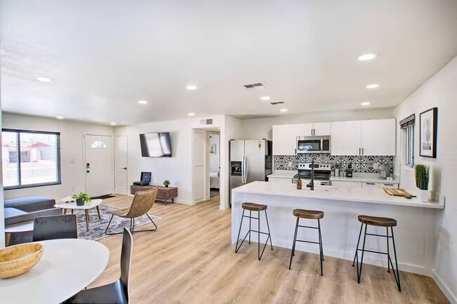 Building Photo - 1233 E Marny Rd