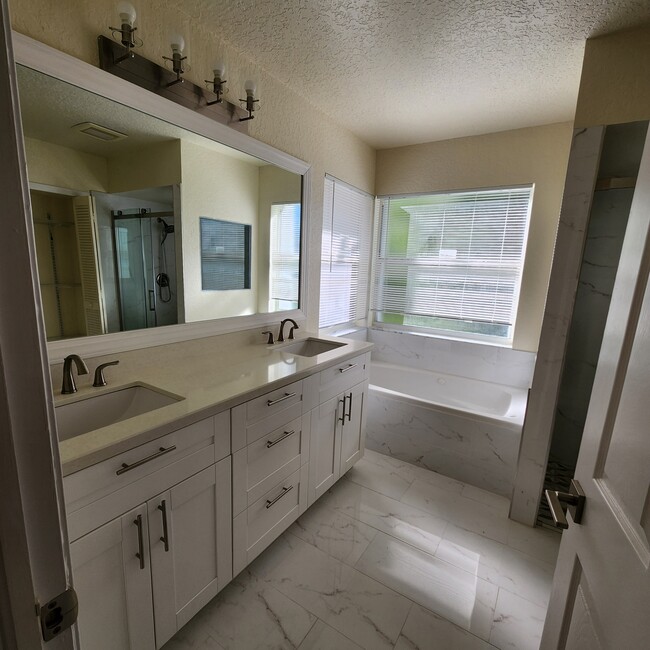 Master bathroom - 12358 Baywind Ct