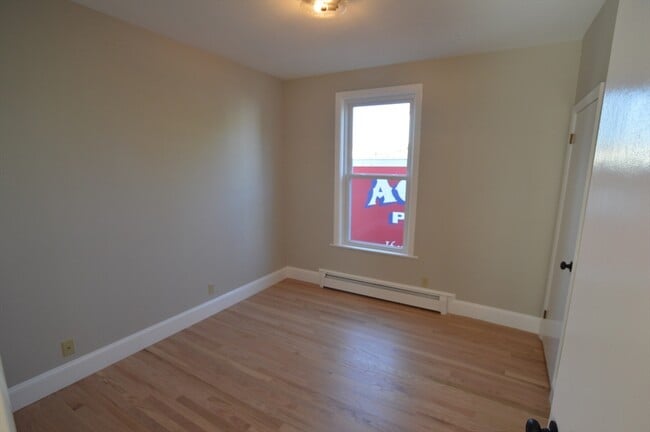 Building Photo - 14 Roundy St