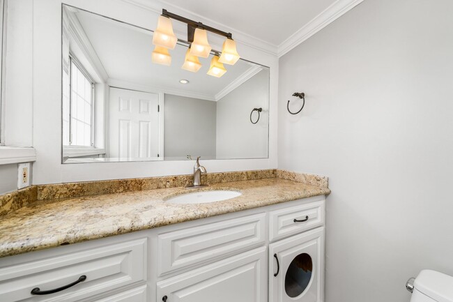Building Photo - Upgraded 3 bed 2.5 bath Townhome in Newpor...