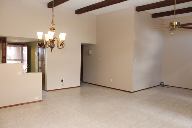 Building Photo - Beautiful 3 bdr, 2 bath SOLAR home w/large...
