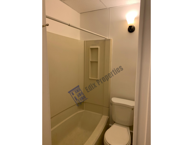 Full Bathroom - 273 Randolph St