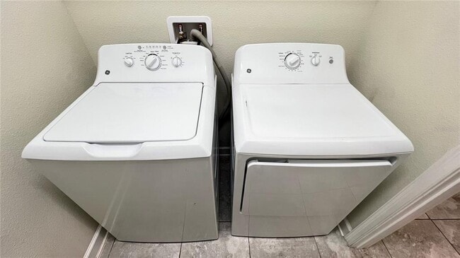 Building Photo - 15079 Evergreen Oak Loop