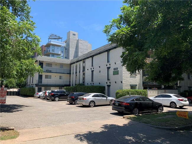 Building Photo - 1725 Toomey Rd