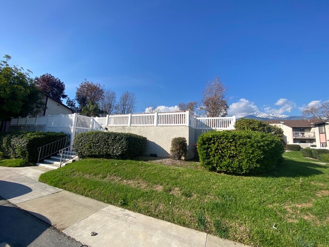 Building Photo - Two Bedroom Condo North Rancho Cucamonga