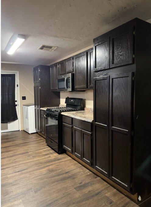 Building Photo - 724 E Delaware Ave