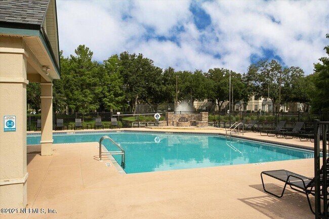 Building Photo - 13703 Richmond Park Dr N