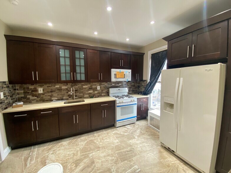 Kitchen - 7418 88th Ave