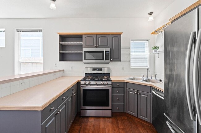 Building Photo - Charming 3-bdrm/2-bath Slender Home in Roseway. Fenced backyard, 1-car garage