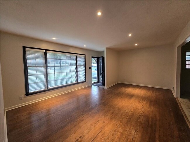 Building Photo - 2468 Dresden Dr NE