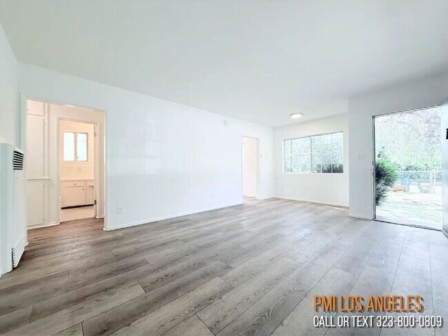 Building Photo - 10565 Camarillo St