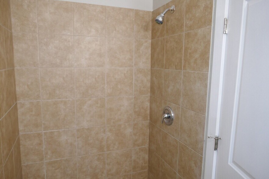 bathroom1 - 1463 W Huron St