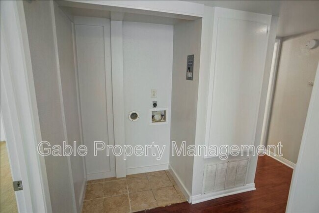 Building Photo - 5515 Canoga Ave