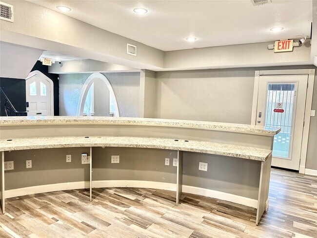 Building Photo - 2424 Southmore Blvd