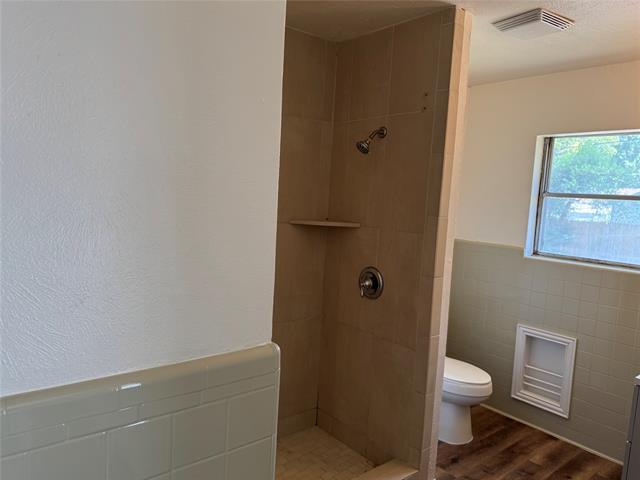 Building Photo - 2020 Robinwood Dr